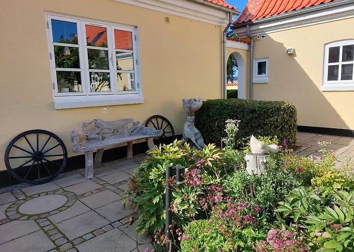 Toftegarden Guesthouse - Apartments & Rooms